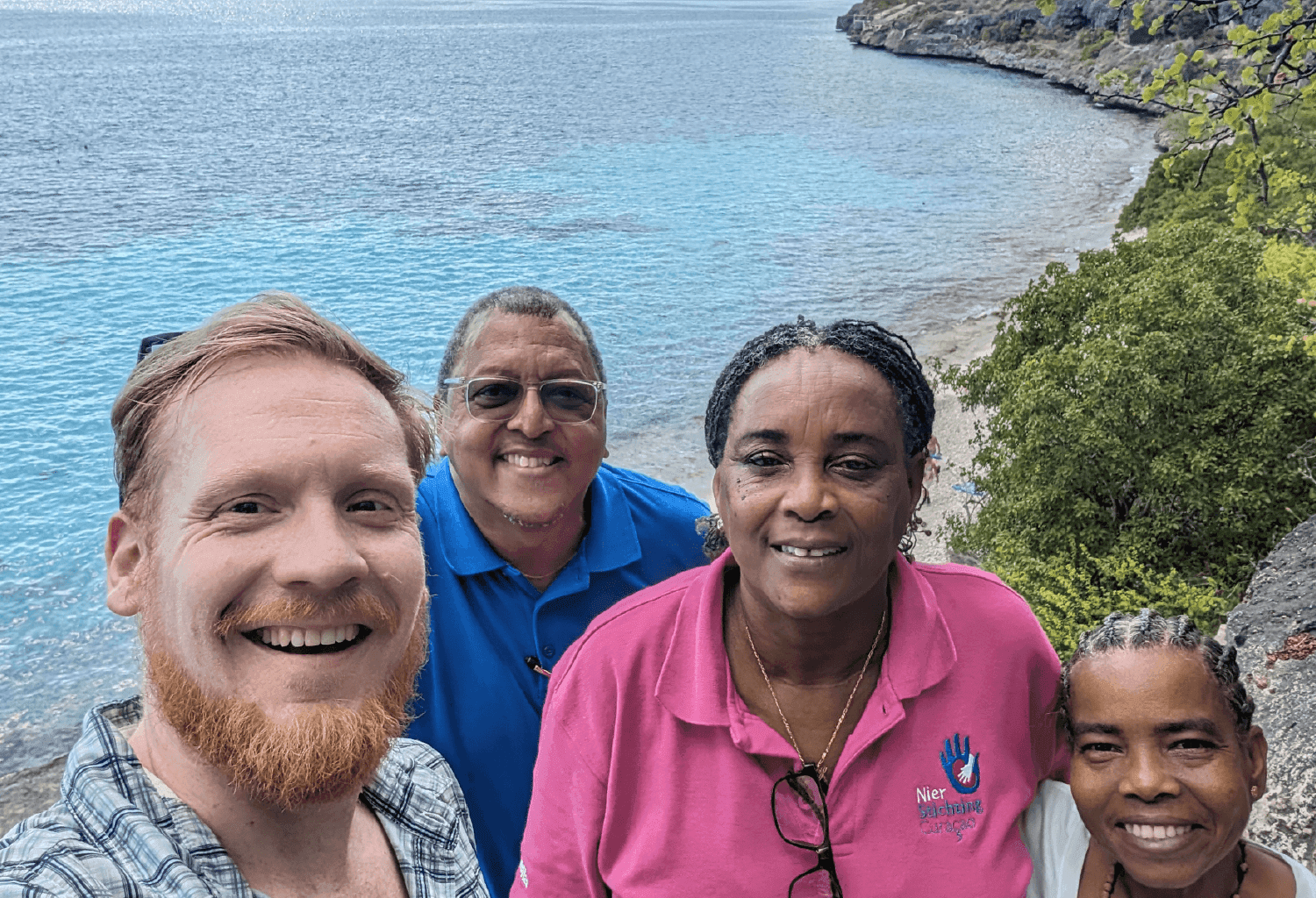 Filmcoördinator Timothy en bestuur Nierstichting Curaçao